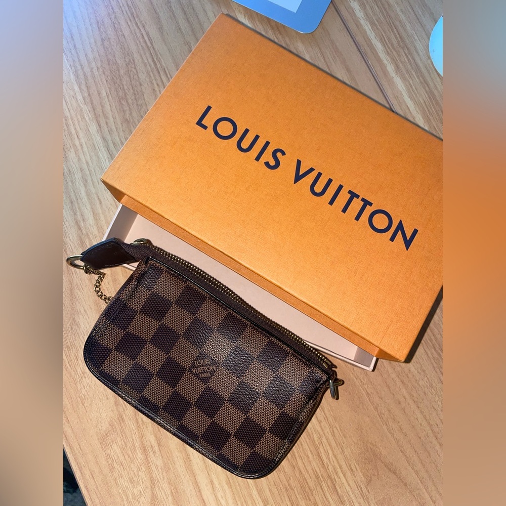 Louis Vuitton Mini Pochette in Damier Ebene!